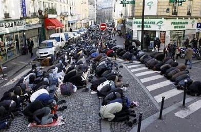 Muslims pray in the street during Friday prayers near the Poissonniers street Mosque in Paris December 17, 2010.