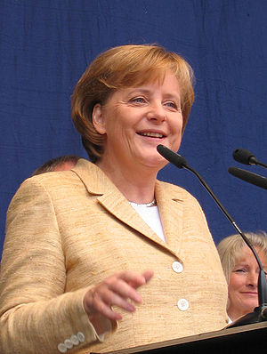 {{de|Angela Merkel bei der Eröffnung des Paul ...