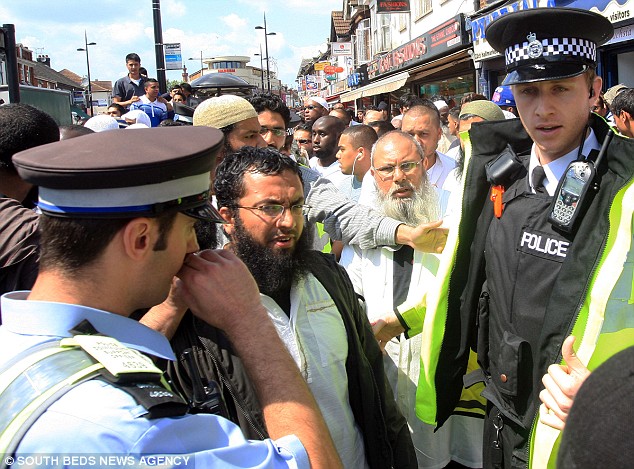 Luton muslim groups clash